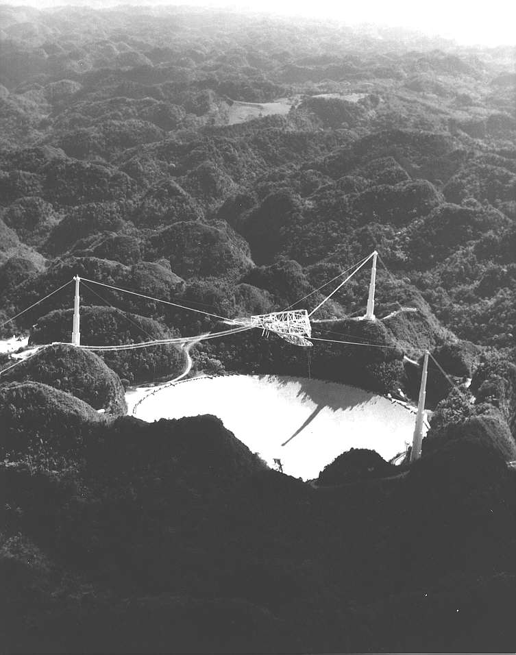 Old b&w picture of the Arecibo dish (67563 bytes)