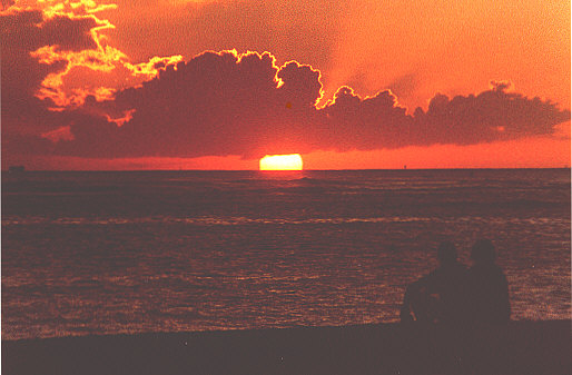 Photo taken on Waikiki Beach, the island of Oahu, 1978 (51998 bytes)